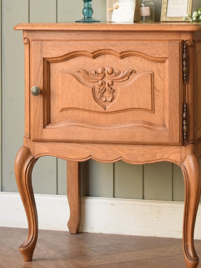 フランスのアンティークらしい美しい彫