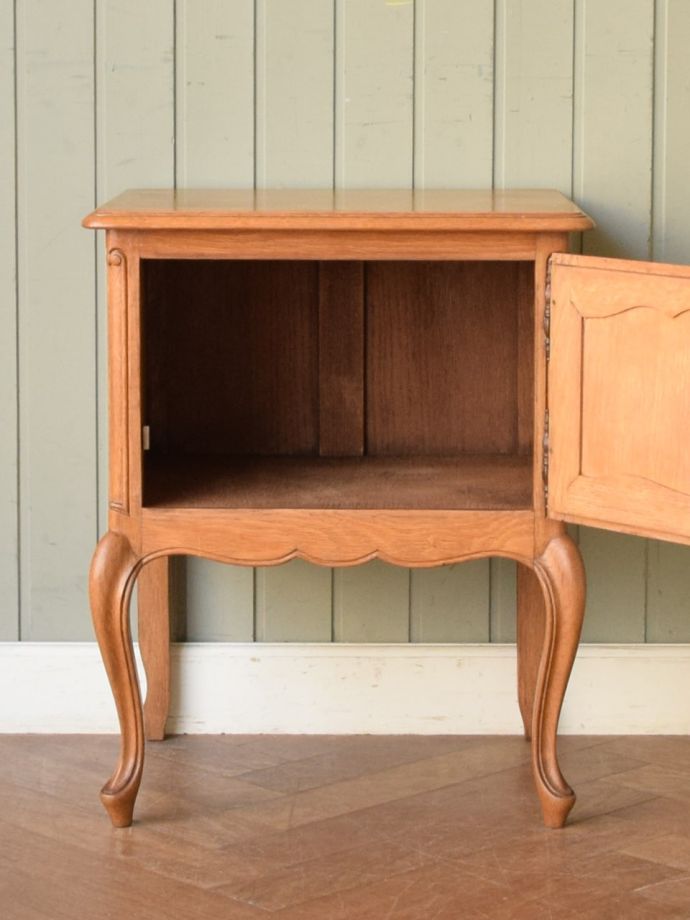 アンティークのサイドキャビネットの扉の中