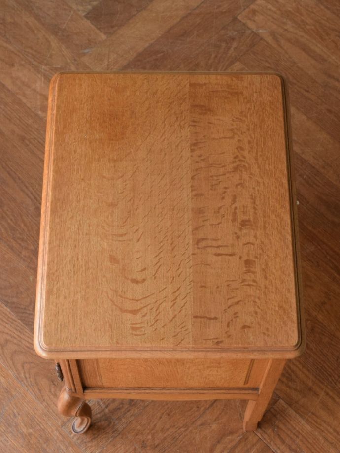 アンティークのサイドキャビネットの天板