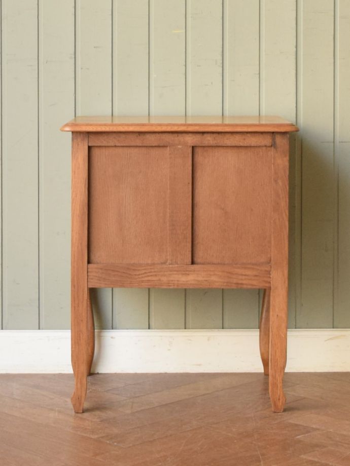 サイドキャビネットの後ろ姿