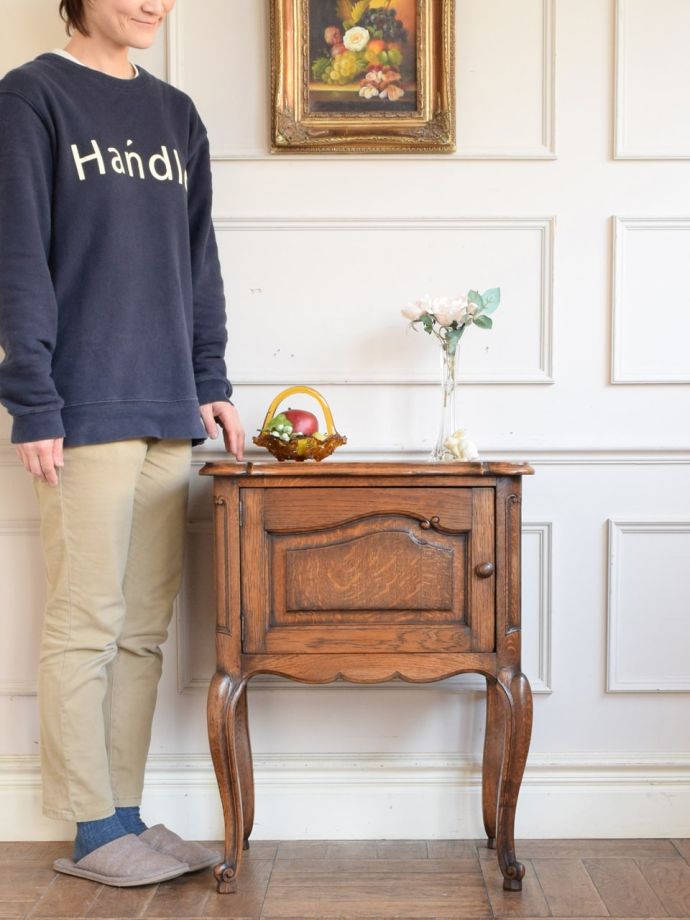 フランスの優雅なサイドキャビネット