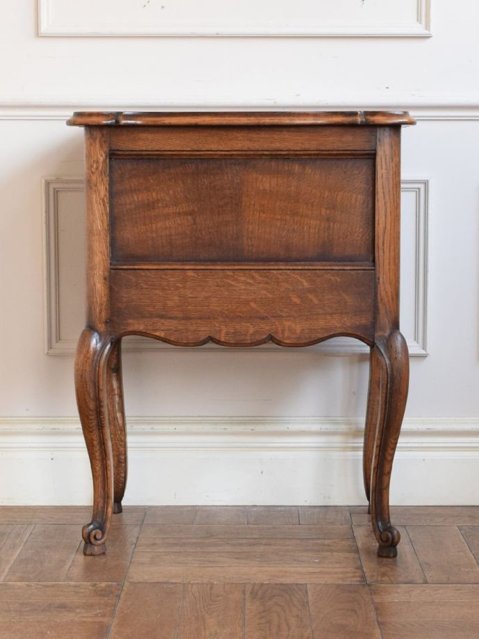 サイドキャビネットの後ろ姿