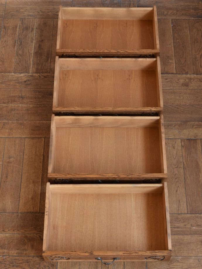 アンティークチェストの引き出しの中