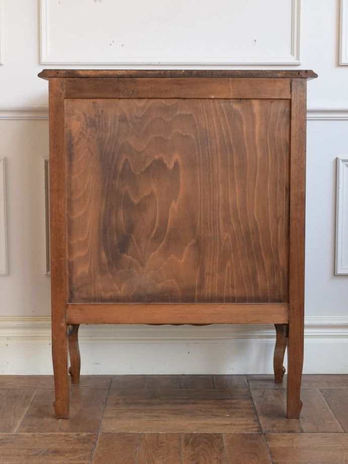 チェストの後ろ姿