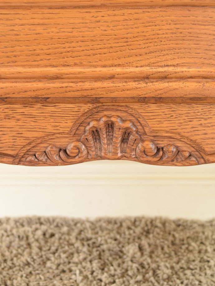 アンティークのチェストの装飾