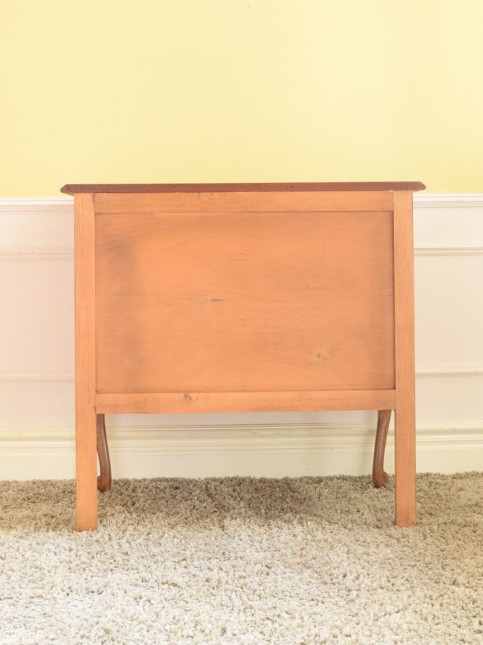 チェストの後ろ姿