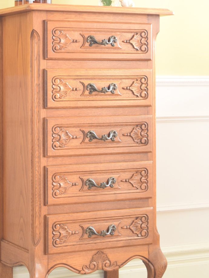 フランスアンティーク家具らしさが漂う装飾