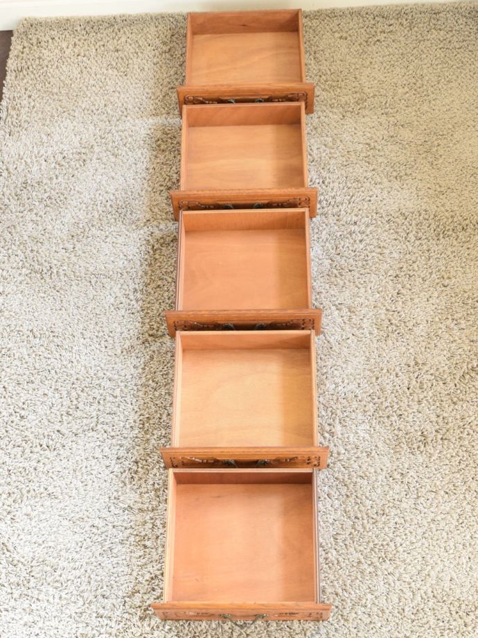 チェストの引き出しの中