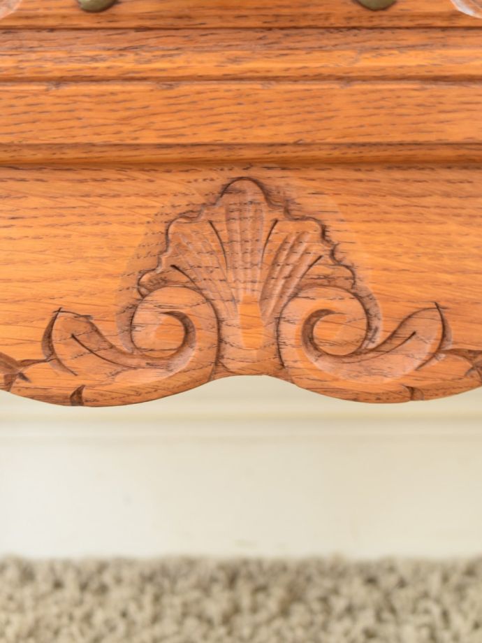 フランスの家具らしい優雅な彫