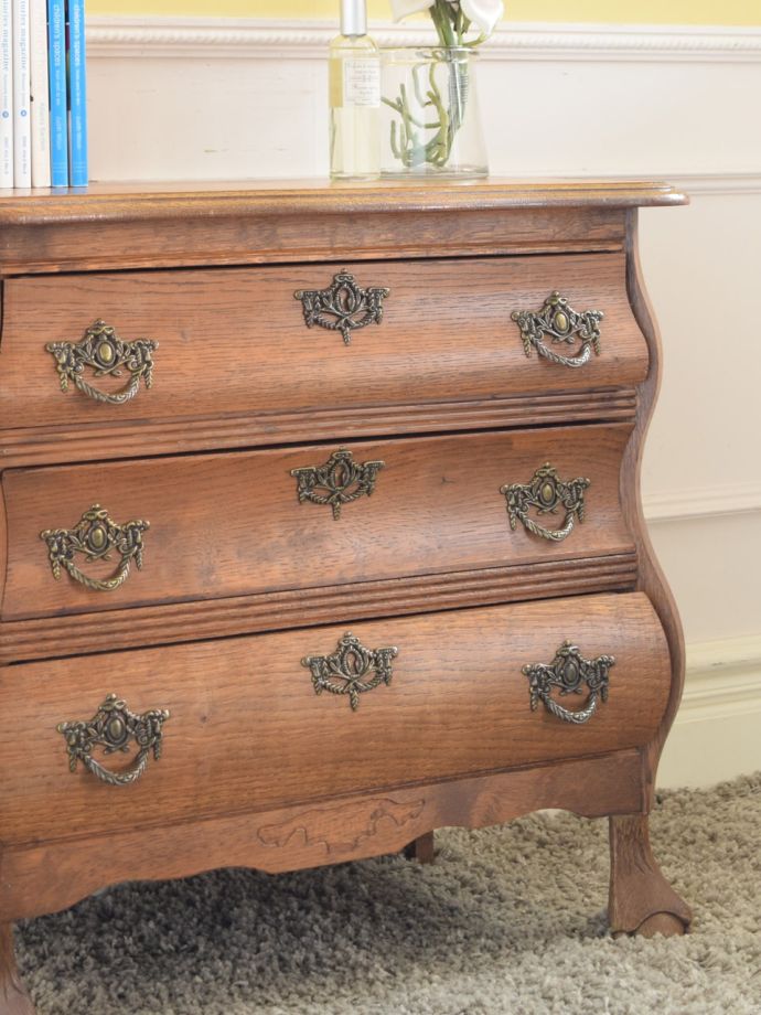 アンティークのコモードの魅力