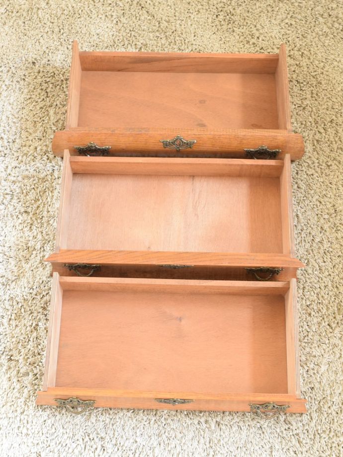 フランスのチェストの引き出しの中