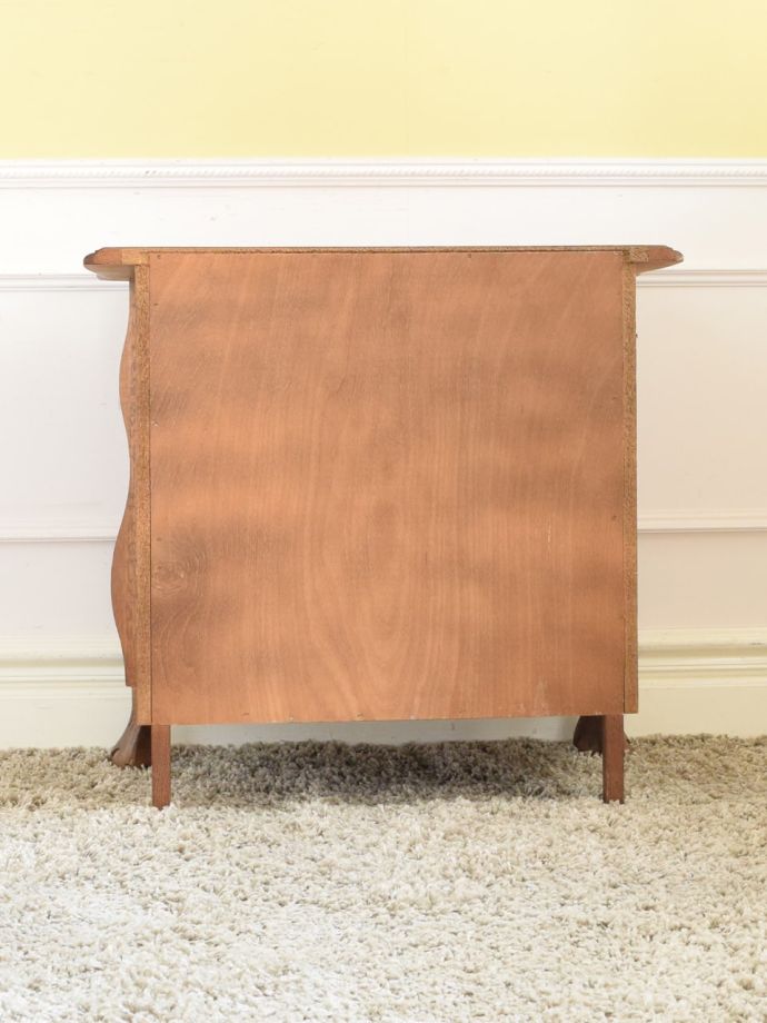 チェストの後ろ姿