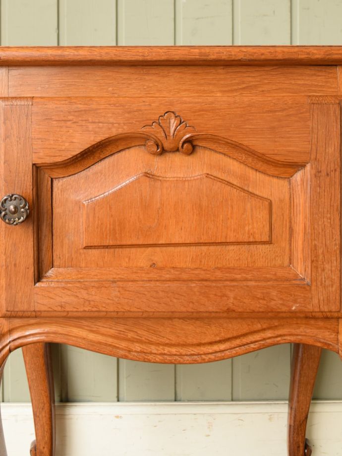 フランスの小さなアンティーク家具、優雅な猫脚が美しいナイトテーブル