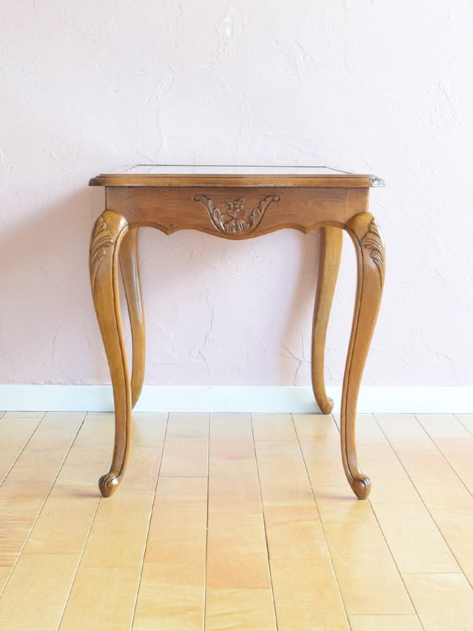 アンティークテーブルの横顔