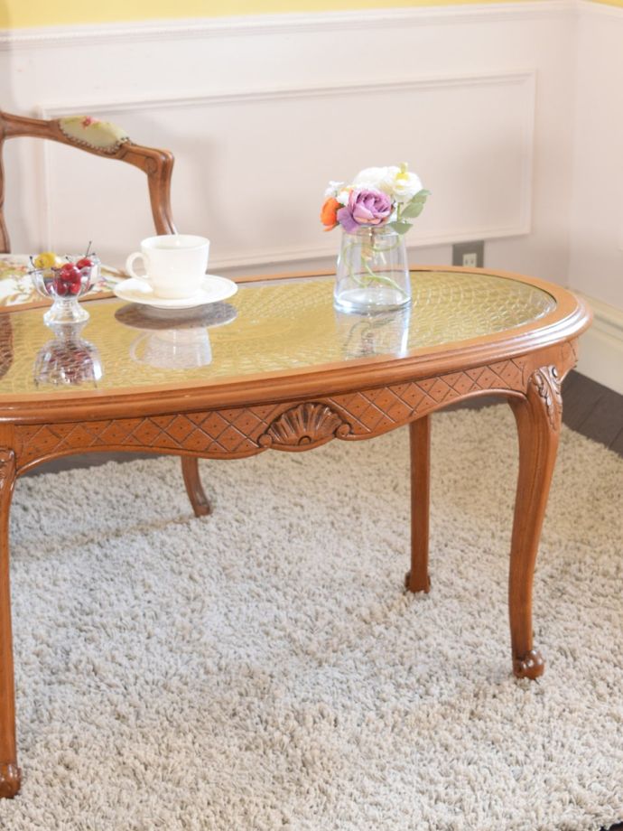 フランスの家具らしい美しいフォルム