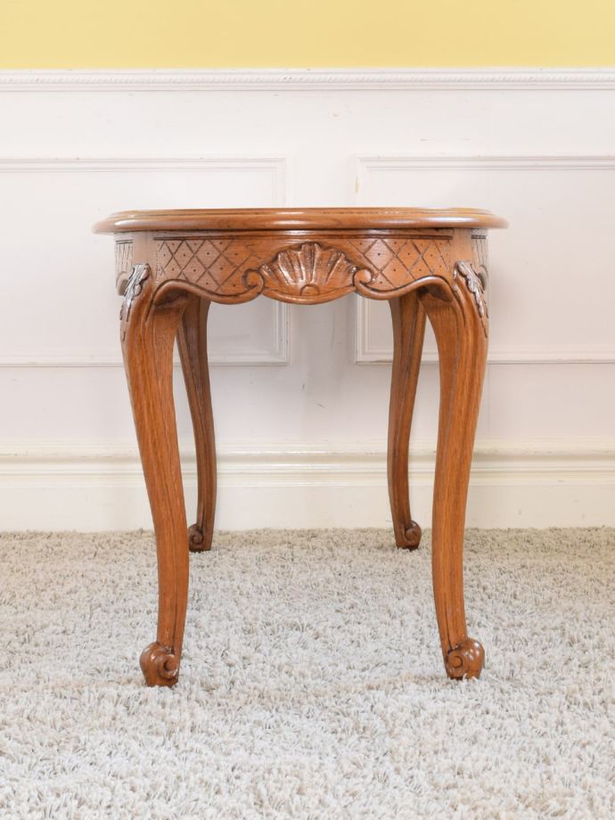 アンティークテーブルの横顔