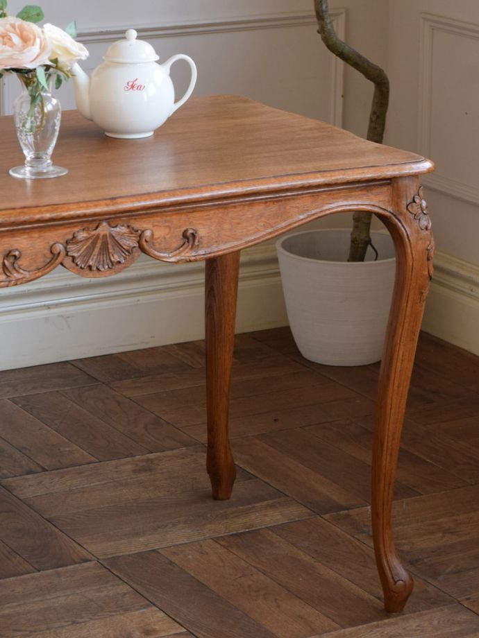 フランスの家具らしい美しいフォルム