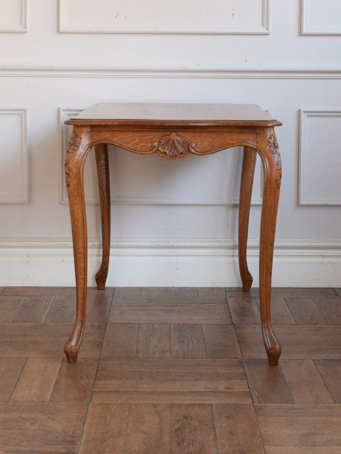 アンティークテーブルの横顔