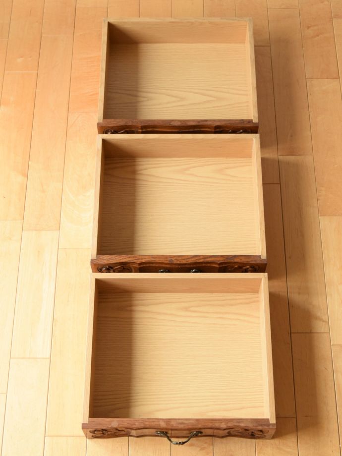 チェストの引き出しの中