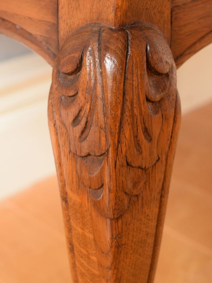 フランスらしい彫り