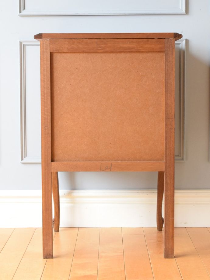 サイドチェストの後ろ姿