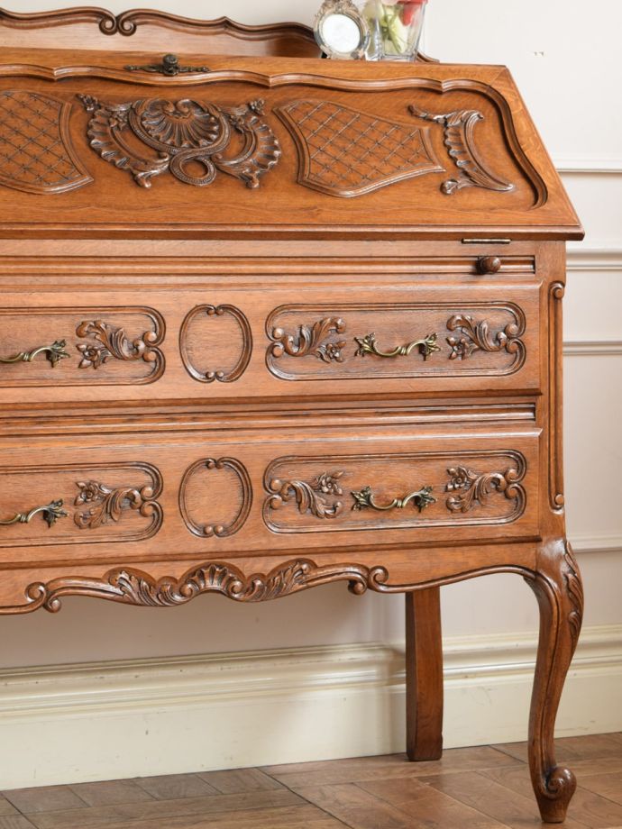 フランスのアンティークらしい美しい彫