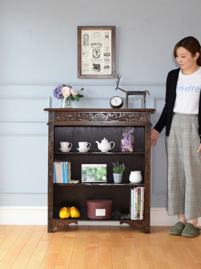 アンティークのオープンシェルフ