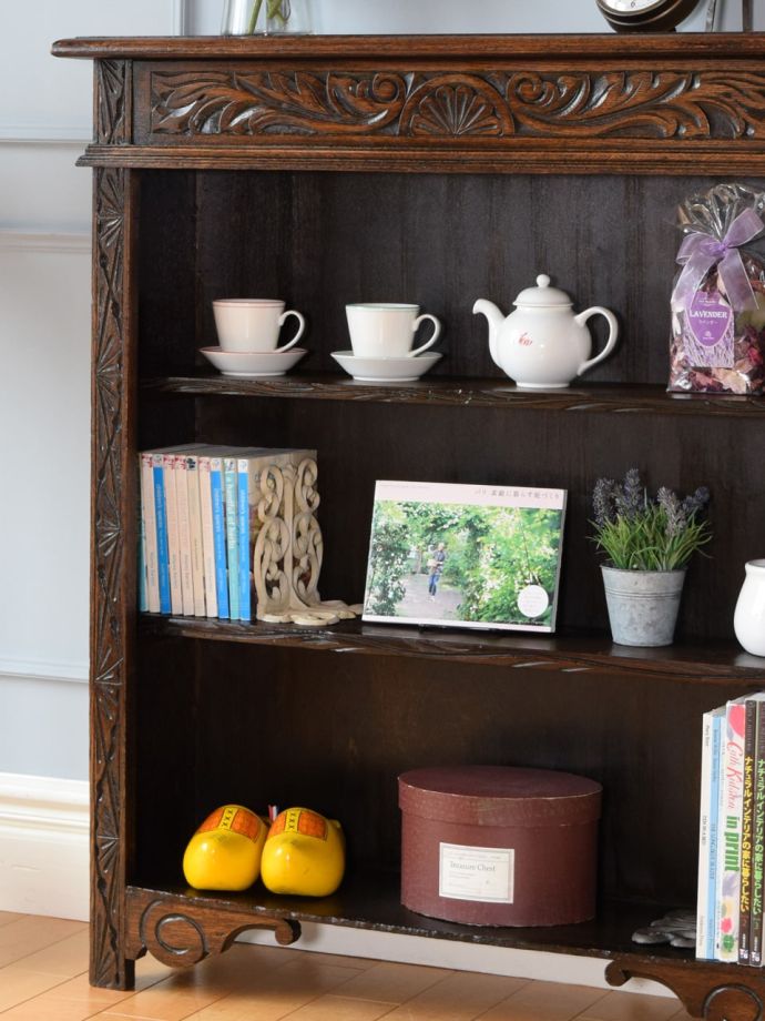 アンティーク家具らしい美しい木目