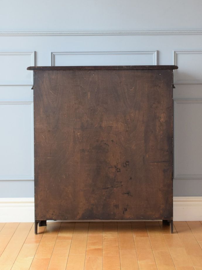 オープンシェルフの後ろ姿