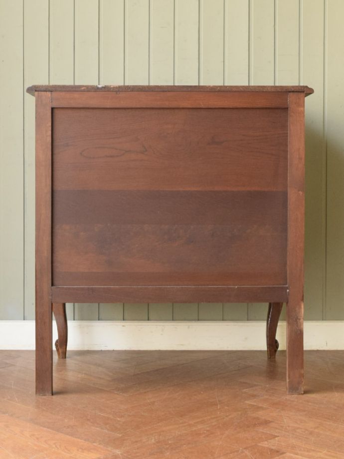 サイドボードの後ろ姿