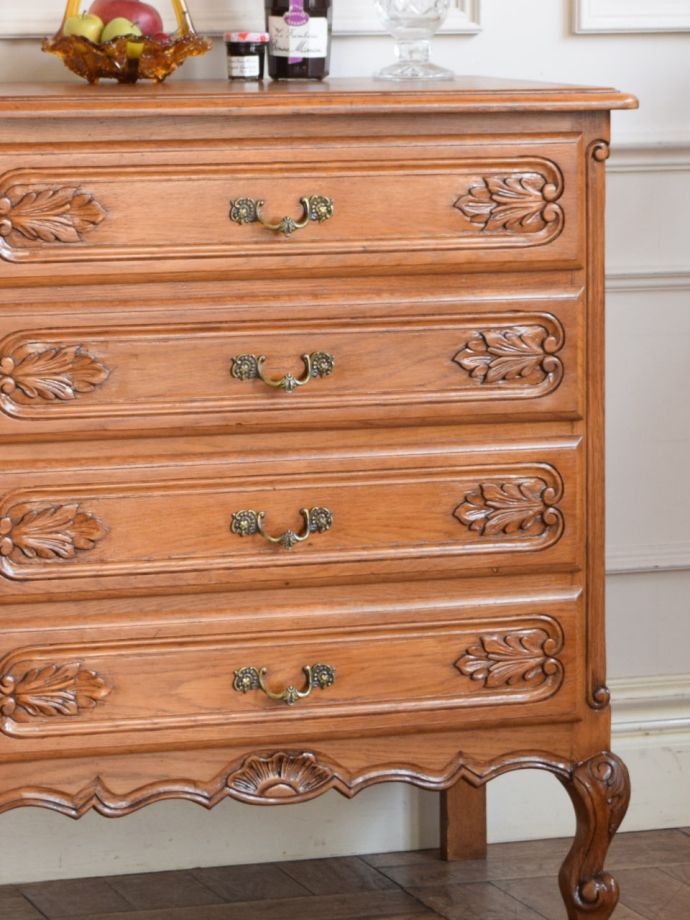 フランスの家具らしい美しいフォルム