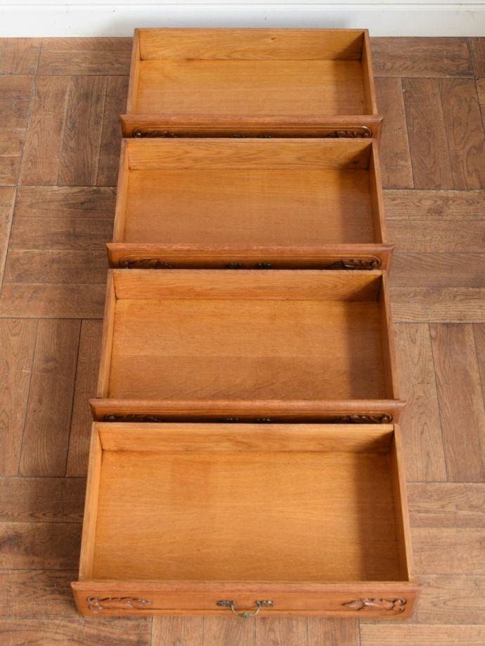 アンティークチェストの引き出しの中