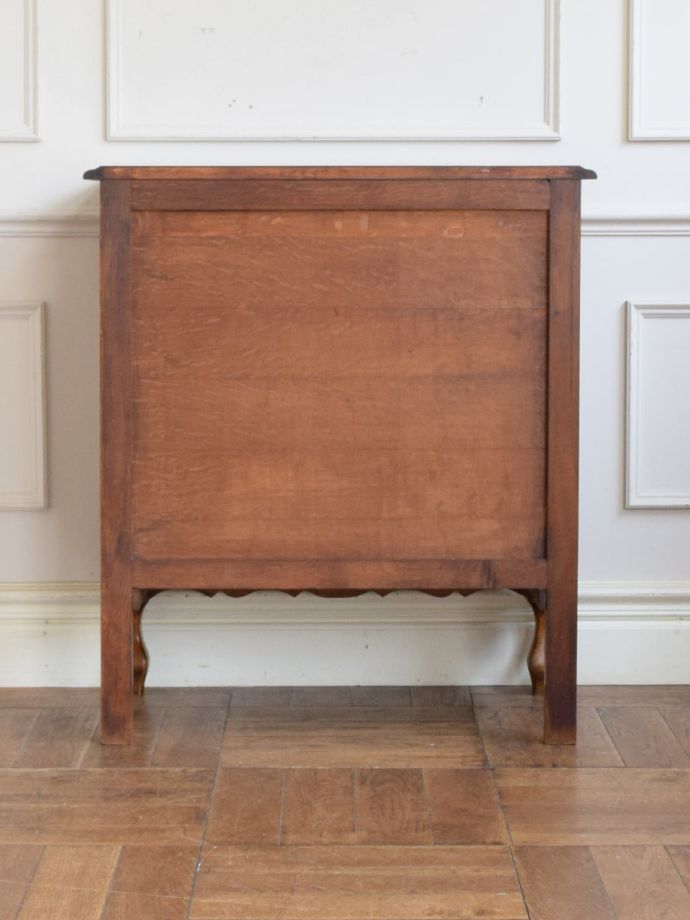 チェストの後ろ姿