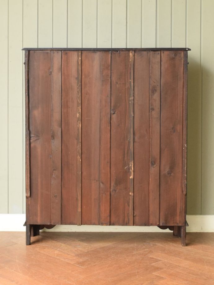 オープンシェルフの後ろ姿