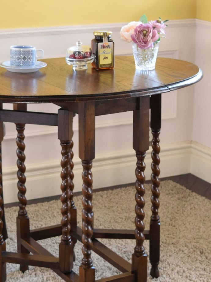 おしゃれなアンティークの伸長式テーブル