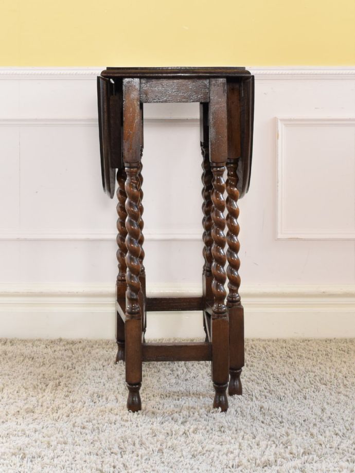 ゲートレッグテーブルの側面