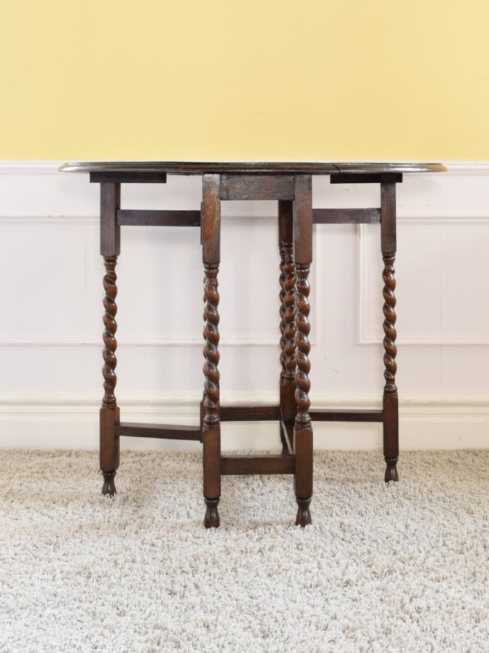 便利なゲートレッグテーブル