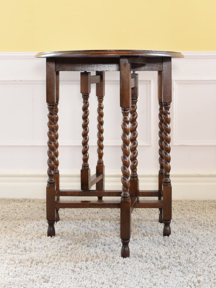 ゲートレッグテーブルの横顔