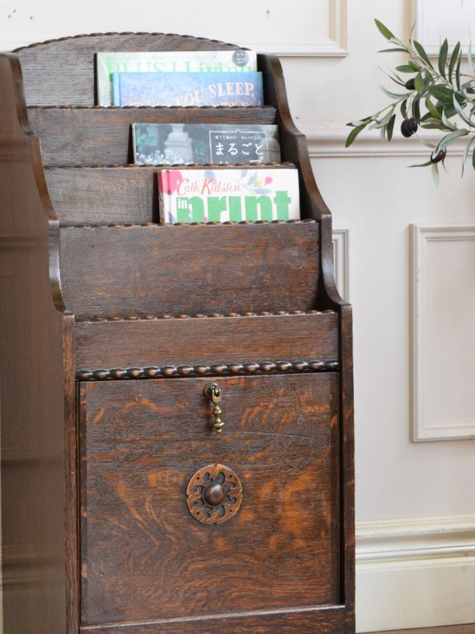 マガジンラック付きの本棚