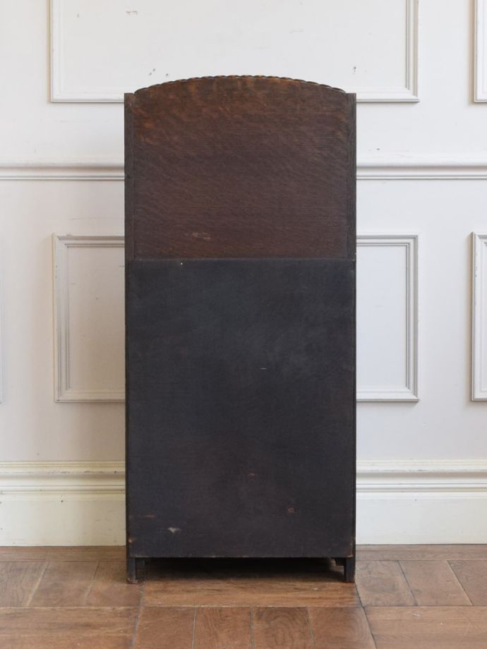 マガジンラックの後ろ姿