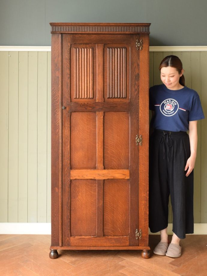 英国アンティークのワードローブ