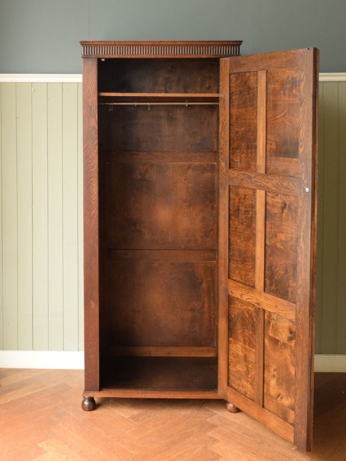 ワードローブの扉の中