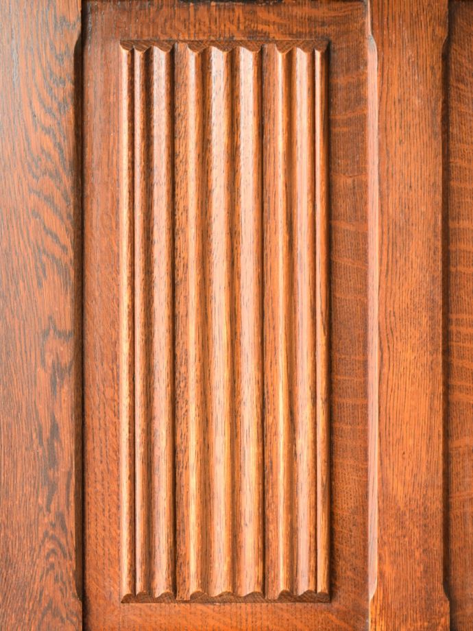 英国アンティーク家具らしい装飾