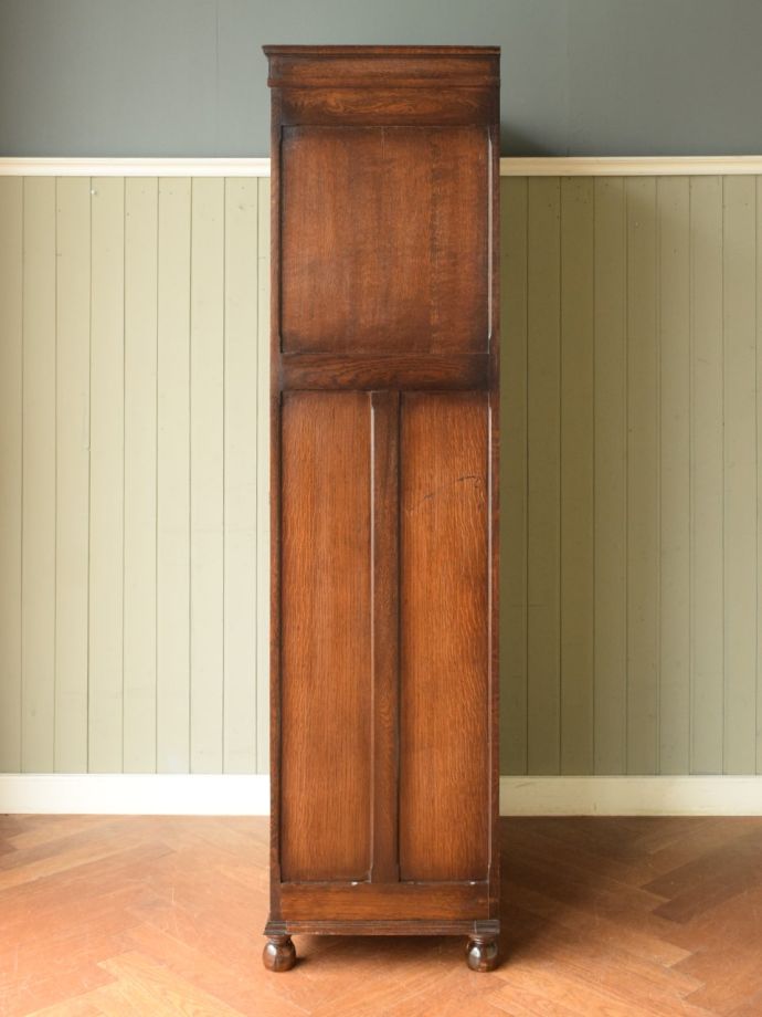 ワードローブの側面