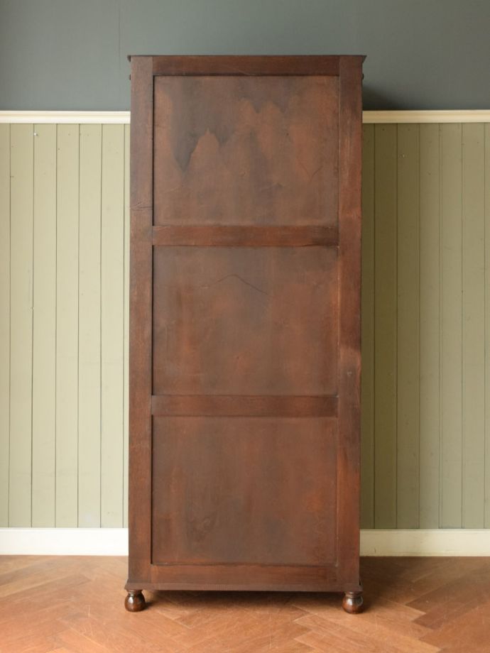 ワードローブの後ろ姿