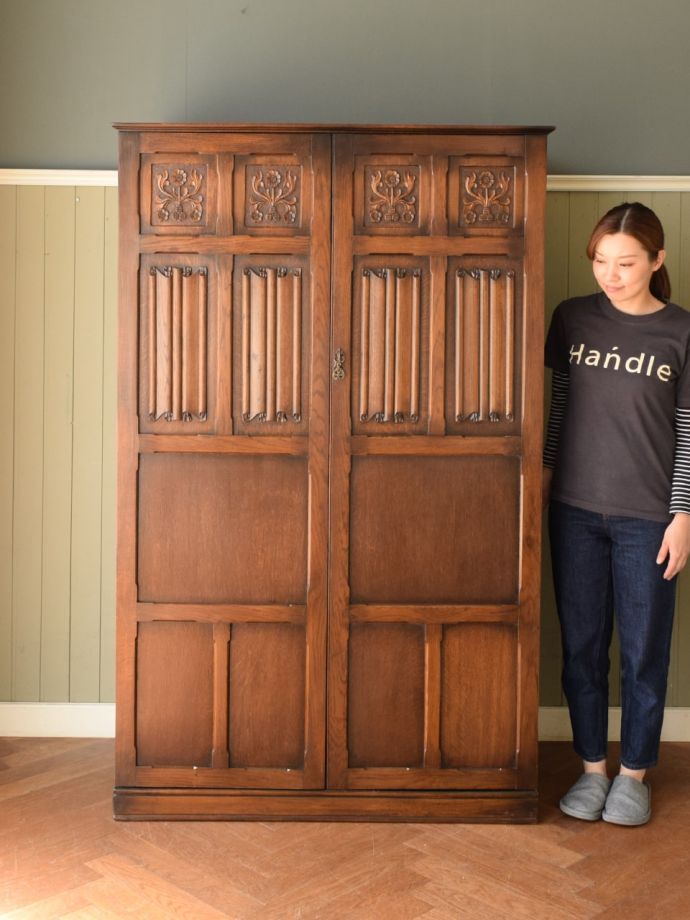 英国アンティークのワードローブ