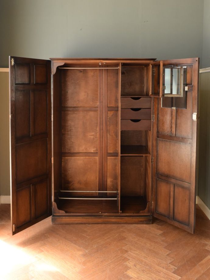 ワードローブの扉の中