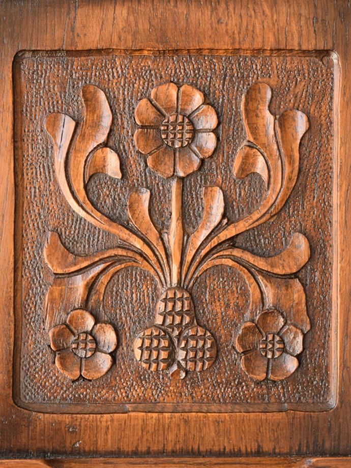 英国アンティーク家具らしい装飾