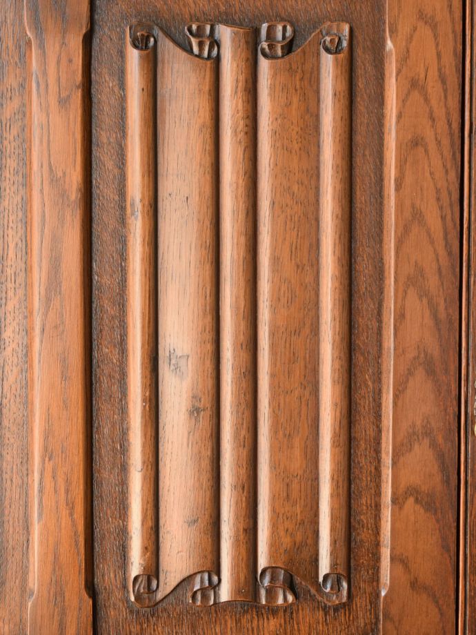 英国アンティーク家具らしい彫