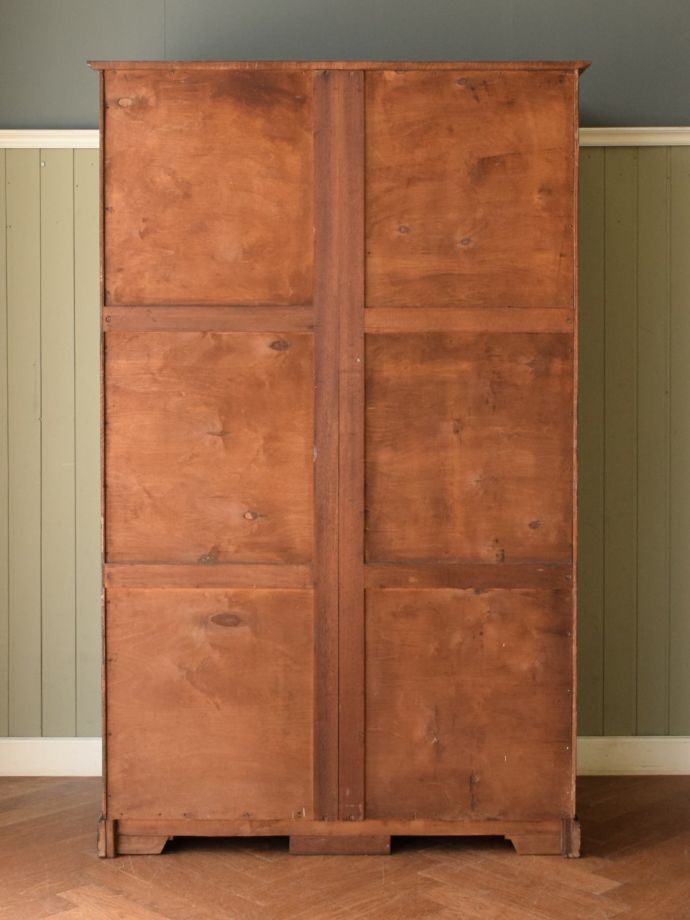 キャビネットの後ろ姿